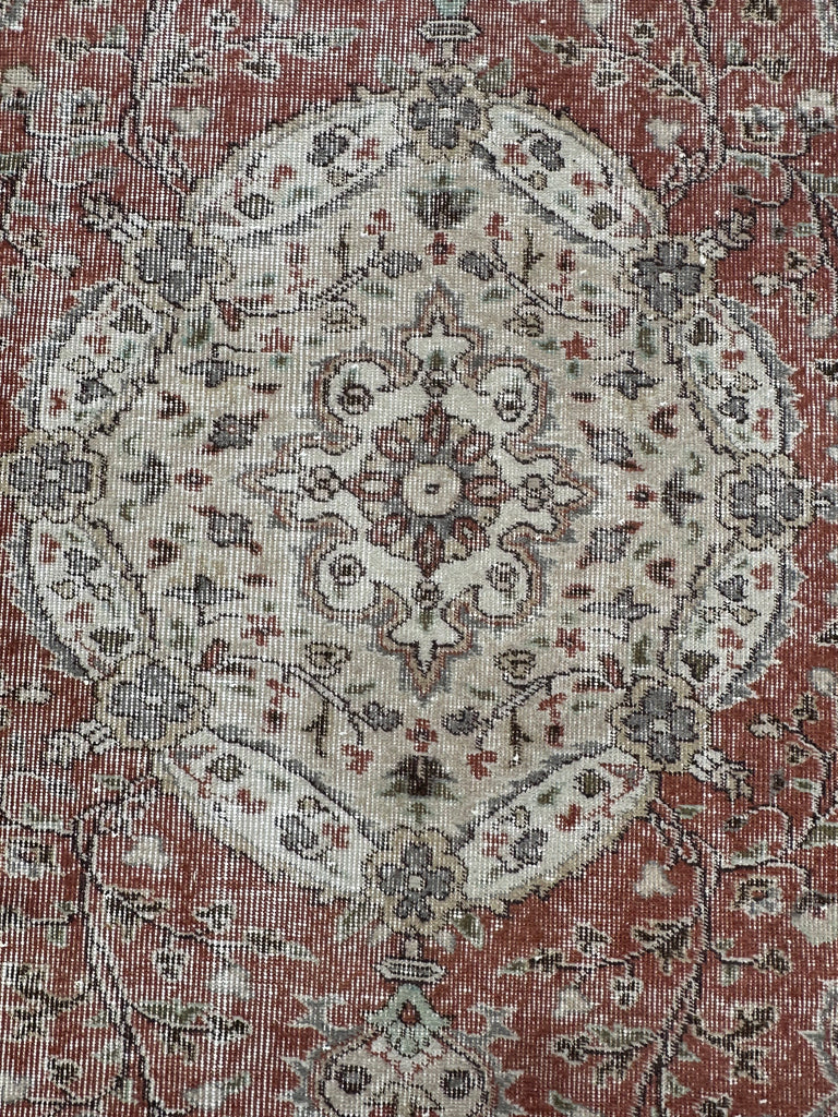 Hand woven Turkish vintage rug 262x170 cm - SamaRugs